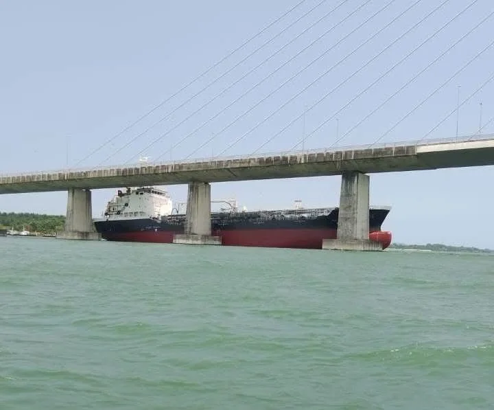 Jambatan Sungai Johor selamat diguna, kapal hanyut telah dialih